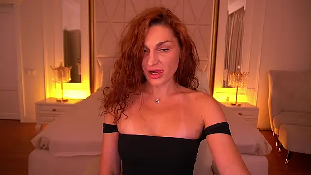 EllaGoldenn online show from July 10, 2026, 8:53 pm