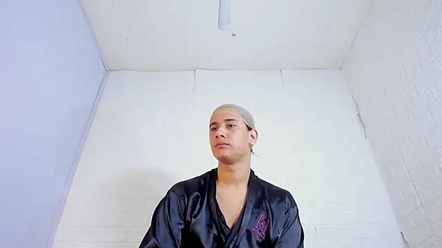 Snapshot of Marian_Cristal chatting on December 16, 2025, 12:48 am Marian Cristal online show from December 16, 2025, 12:48 am