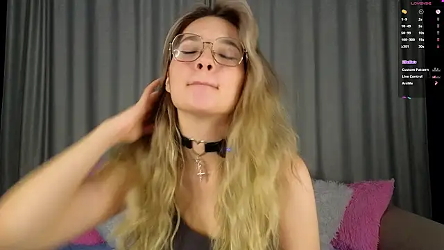 vivyboo111 online show from November 30, 2025, 8:20 pm