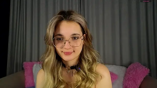 vivyboo111 online show from November 28, 2025, 8:42 pm