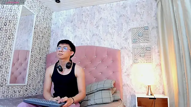 Snapshot of liam_twiink chatting on November 11, 2025, 7:41 pm liam twiink online show from November 11, 2025, 7:41 pm