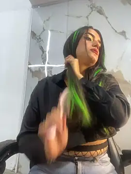 IsaDiiaz online show from April 19, 2026, 5:08 am