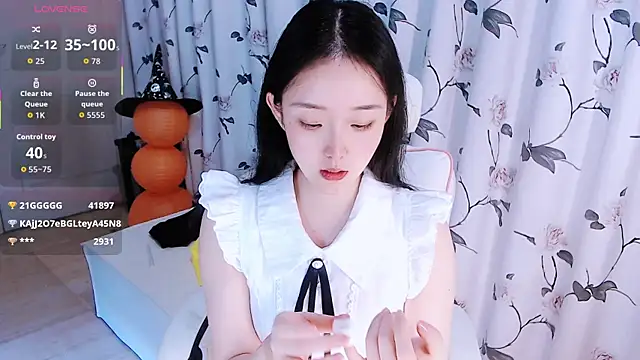 Snapshot of Niannian- chatting on November 9, 2025, 12:31 pm Niannian- online show from November 9, 2025, 12:31 pm