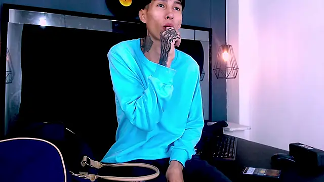 Daniel delux  online show from November 21, 2025, 11:42 am