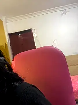 xoxo milk online show from November 9, 2025, 4:22 pm