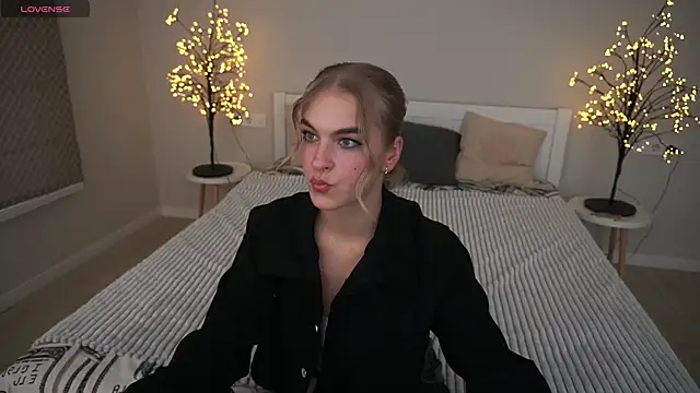 Snapshot of AlinaLiii chatting on November 11, 2025, 1:39 pm AlinaLiii online show from November 11, 2025, 1:39 pm