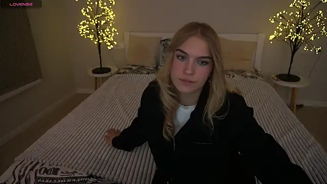 Snapshot of AlinaLiii chatting on November 22, 2025, 8:51 pm AlinaLiii online show from November 22, 2025, 8:51 pm