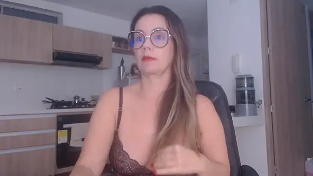 Snapshot of LovePaula chatting on June 18, 2026, 11:04 am LovePaula online show from June 18, 2026, 11:04 am