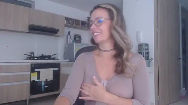 Snapshot of LovePaula chatting on December 15, 2025, 11:49 am LovePaula online show from December 15, 2025, 11:49 am