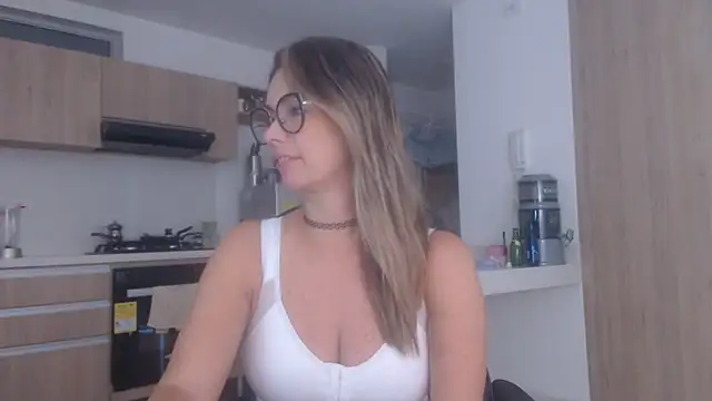 Snapshot of LovePaula chatting on November 4, 2025, 11:25 am LovePaula online show from November 4, 2025, 11:25 am