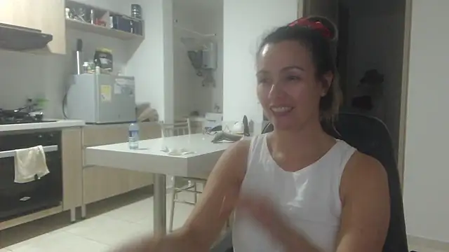 Snapshot of LovePaula chatting on May 31, 2026, 11:49 pm LovePaula online show from May 31, 2026, 11:49 pm