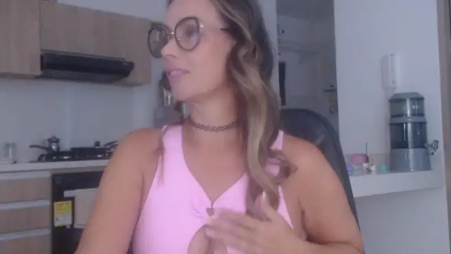 Snapshot of LovePaula chatting on November 23, 2025, 12:26 pm LovePaula online show from November 23, 2025, 12:26 pm