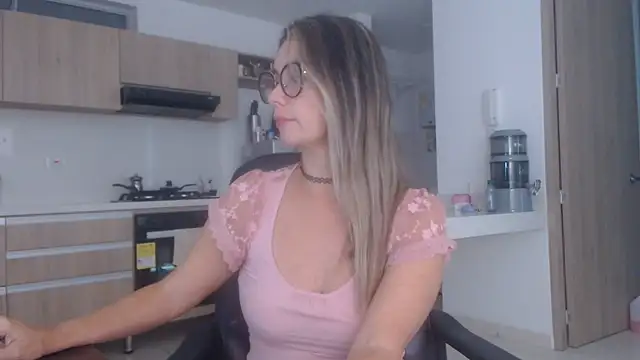 Snapshot of LovePaula chatting on December 3, 2025, 12:26 pm LovePaula online show from December 3, 2025, 12:26 pm