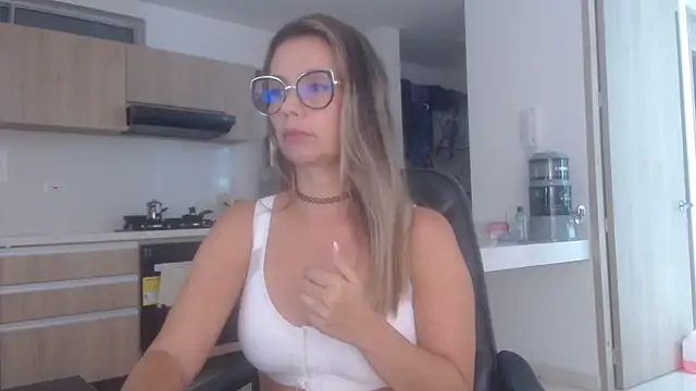 Snapshot of LovePaula chatting on December 2, 2025, 11:56 am LovePaula online show from December 2, 2025, 11:56 am