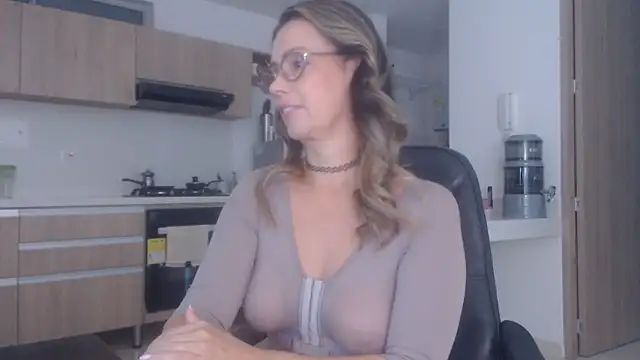 Snapshot of LovePaula chatting on December 14, 2025, 11:38 am LovePaula online show from December 14, 2025, 11:38 am