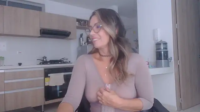 Snapshot of LovePaula chatting on November 30, 2025, 12:17 pm LovePaula online show from November 30, 2025, 12:17 pm