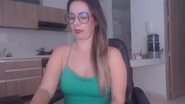 Snapshot of LovePaula chatting on July 11, 2026, 11:38 pm LovePaula online show from July 11, 2026, 11:38 pm