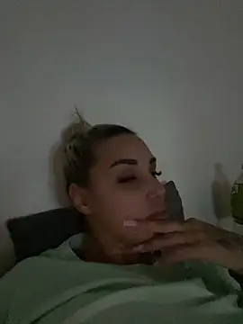 Snapshot of Giullyaxx chatting on October 15, 2025, 4:59 pm Giullyaxx online show from October 15, 2025, 4:59 pm