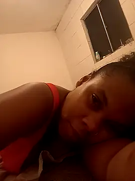 Snapshot of PrettahSantos chatting on December 17, 2025, 12:43 pm PrettahSantos online show from December 17, 2025, 12:43 pm