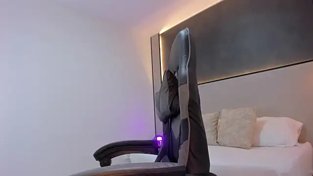 Snapshot of zoee_zi chatting on November 18, 2025, 7:50 pm zoee zi online show from November 18, 2025, 7:50 pm