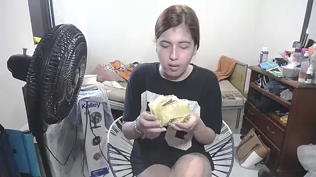 Snapshot of Mirage_Sertori chatting on December 16, 2025, 6:45 pm Mirage Sertori online show from December 16, 2025, 6:45 pm