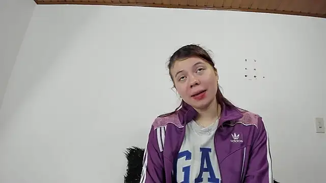 Snapshot of Valen_tina chatting on September 22, 2025, 12:00 pm Valen tina online show from September 22, 2025, 12:00 pm