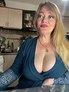 Snapshot of Sweet-blonde chatting on June 6, 2026, 11:32 pm Sweet-blonde online show from June 6, 2026, 11:32 pm