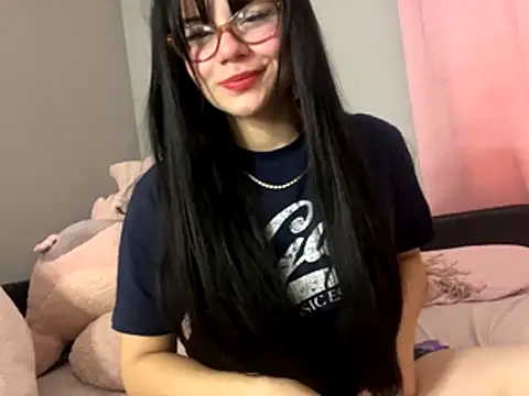 Snapshot of LunaMilav chatting on October 14, 2025, 9:25 pm LunaMilav online show from October 14, 2025, 9:25 pm