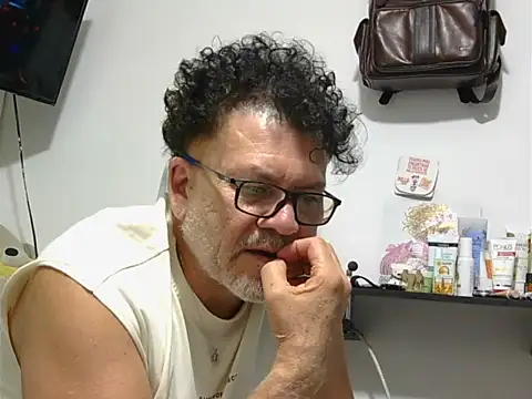 Snapshot of xanderdinis chatting on November 18, 2025, 2:05 am xanderdinis online show from November 18, 2025, 2:05 am