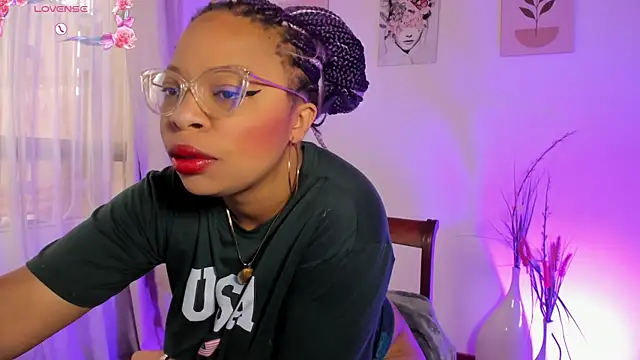 Snapshot of Lauraricci__ chatting on November 6, 2025, 2:21 pm Lauraricci online show from November 6, 2025, 2:21 pm