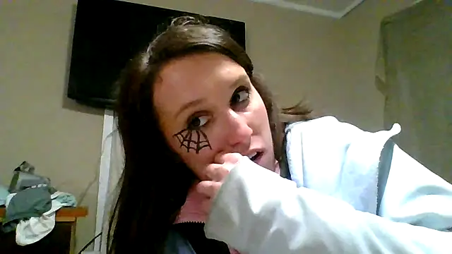 brunettebabexo3 online show from November 1, 2025, 4:08 am