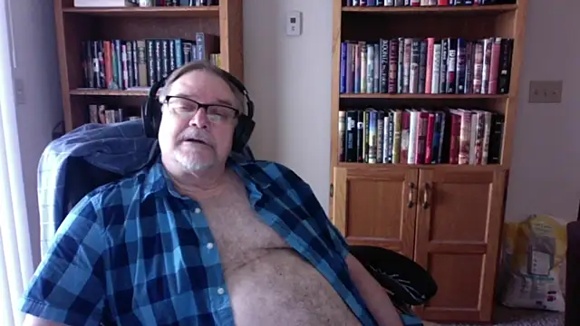 Snapshot of Vinyl22@xh chatting on April 13, 2026, 6:23 pm Vinyl22xh online show from April 13, 2026, 6:23 pm