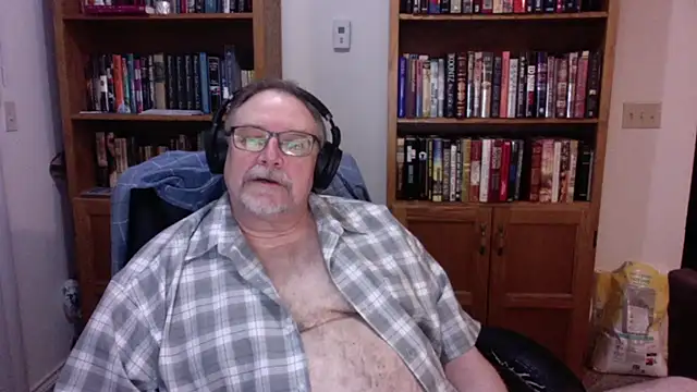 Snapshot of Vinyl22@xh chatting on April 13, 2026, 2:15 am Vinyl22xh online show from April 13, 2026, 2:15 am