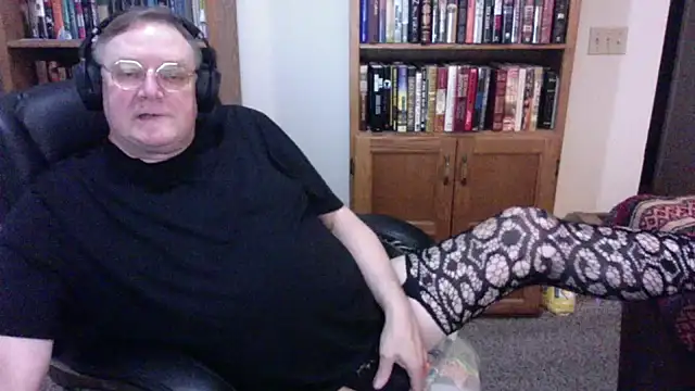 Snapshot of Vinyl22@xh chatting on May 24, 2026, 5:40 am Vinyl22xh online show from May 24, 2026, 5:40 am