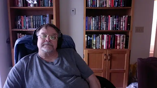Snapshot of Vinyl22@xh chatting on April 11, 2026, 7:28 pm Vinyl22xh online show from April 11, 2026, 7:28 pm