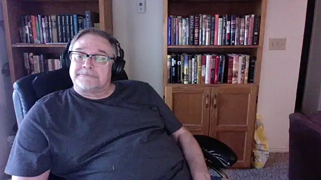 Snapshot of Vinyl22@xh chatting on April 20, 2026, 11:28 pm Vinyl22xh online show from April 20, 2026, 11:28 pm