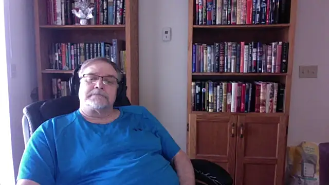 Snapshot of Vinyl22@xh chatting on April 8, 2026, 5:25 pm Vinyl22xh online show from April 8, 2026, 5:25 pm