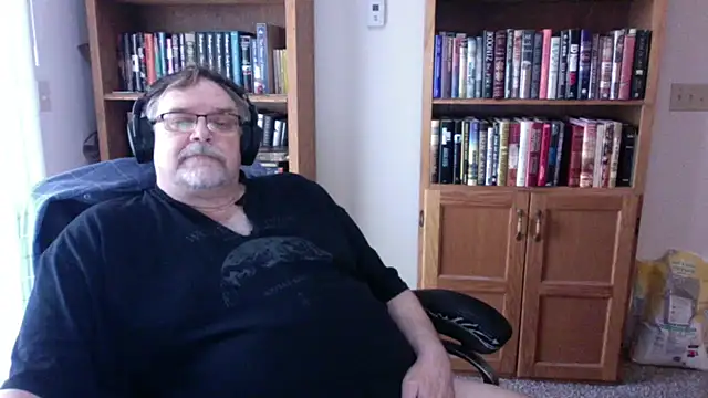 Snapshot of Vinyl22@xh chatting on April 15, 2026, 4:11 pm Vinyl22xh online show from April 15, 2026, 4:11 pm