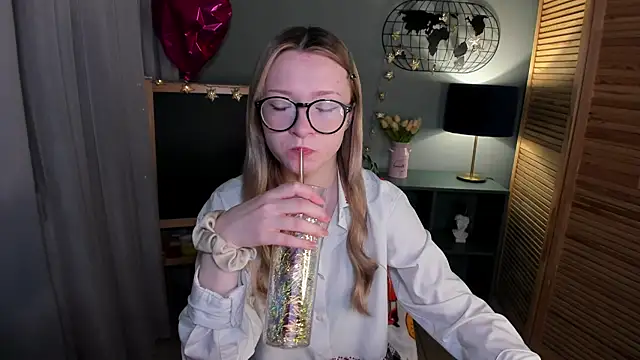 elliupp online show from October 12, 2025, 1:29 am