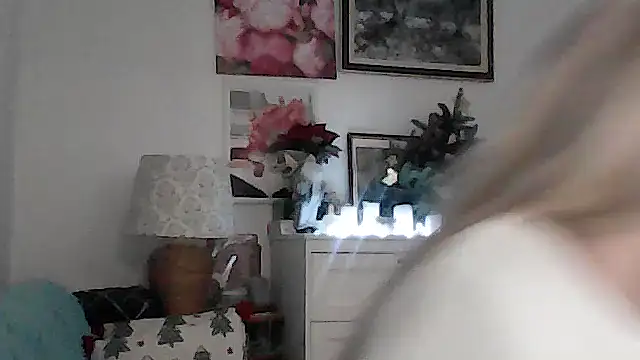 Snapshot of Myrienna chatting on December 16, 2025, 10:47 pm Myrienna online show from December 16, 2025, 10:47 pm