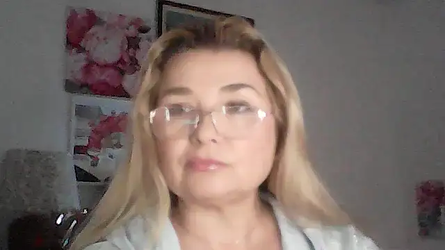 Snapshot of Myrienna chatting on November 26, 2025, 11:05 pm Myrienna online show from November 26, 2025, 11:05 pm