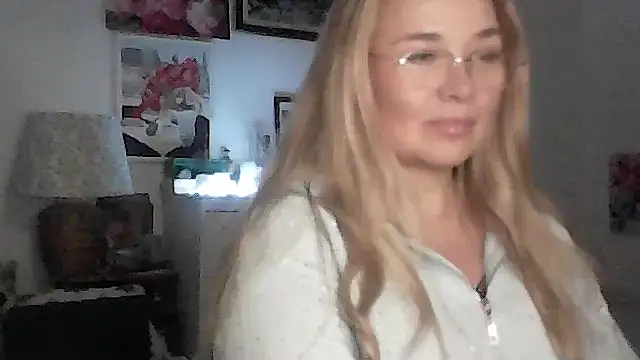 Snapshot of Myrienna chatting on November 27, 2025, 9:15 pm Myrienna online show from November 27, 2025, 9:15 pm