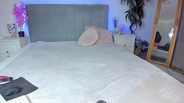 TrishaDarks online show from November 8, 2025, 8:51 am