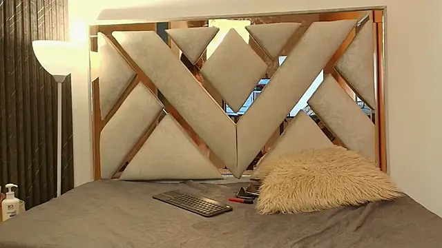 Lia Roseh online show from February 9, 2026, 8:07 pm