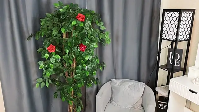 ElenoreReth online show from March 16, 2026, 5:44 am