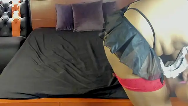 Charlotte-Smit online show from October 31, 2025, 6:15 pm