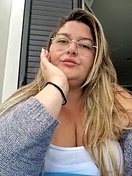 Snapshot of HornyBella88 chatting on October 3, 2025, 9:33 am HornyBella88 online show from October 3, 2025, 9:33 am