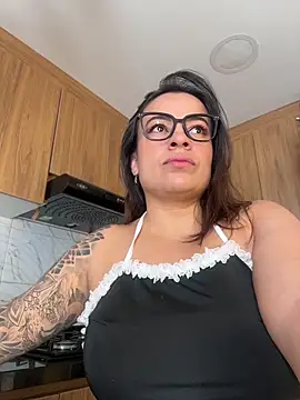Snapshot of liz_and_thiago chatting on May 15, 2026, 1:53 pm liz and thiago online show from May 15, 2026, 1:53 pm