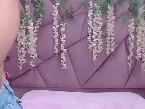 Snapshot of LILI_CANDIES chatting on September 25, 2025, 12:00 pm LILI CANDIES online show from September 25, 2025, 12:00 pm