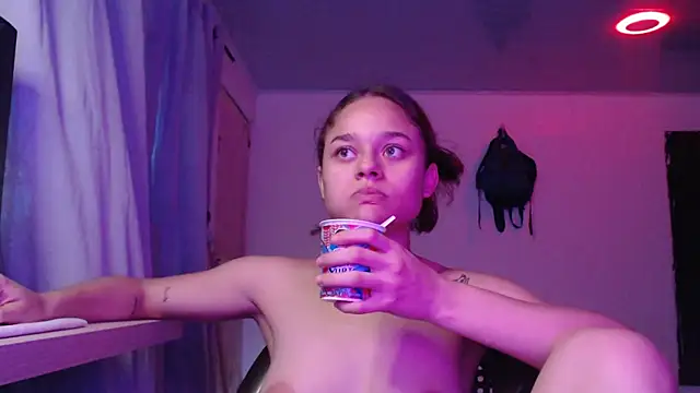 Snapshot of LittleCheerry69 chatting on November 1, 2025, 2:44 pm LittleCheerry69 online show from November 1, 2025, 2:44 pm